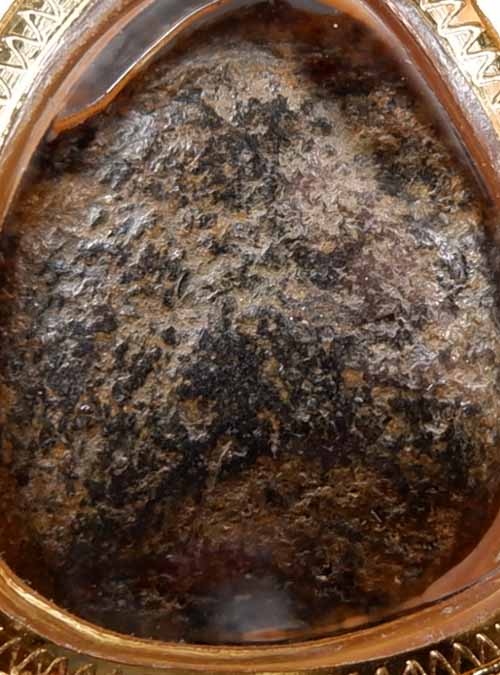 พระนางกำแพง พิมพ์เล็ก เนื้อดิน กรุดีย์กลางทุ่ง จ.กำแพงเพชร เลี่ยมทองแท้และมาพร้อมบัตรรับรอง