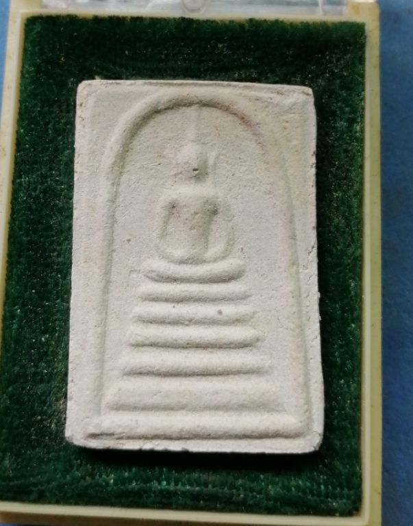 พระสมเด็จวัดเกษรุ่นประวัติศาตร์ปี31สวยๆพร้อมกล่องครับ