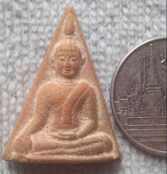 20 บาท พระเนื้อดินสามเหลี่ยม ไม่ทราบที่