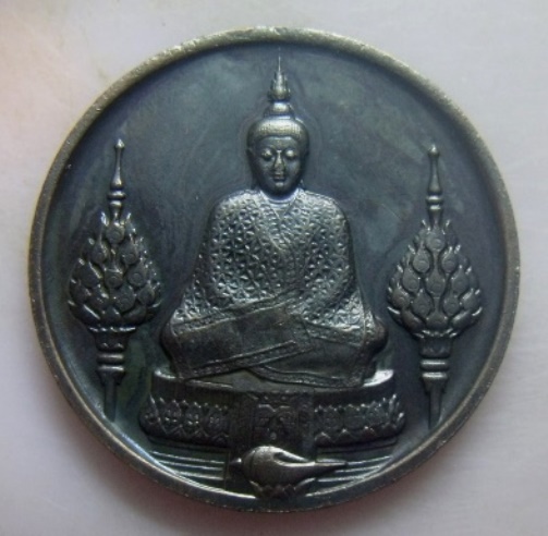 **วัดใจ**เหรียญพระแก้วมรกต หลัง ภปร. รุ่น ๒๐๐ ปี รัตนโกสินทร์ ปี ๒๕๒๕**สวยๆ เชิญชมครับ