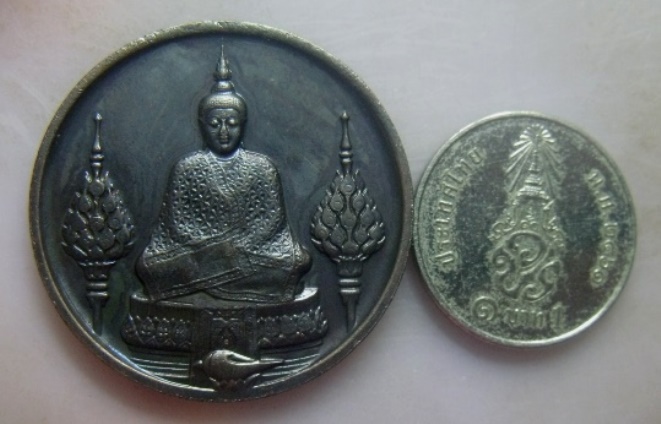 **วัดใจ**เหรียญพระแก้วมรกต หลัง ภปร. รุ่น ๒๐๐ ปี รัตนโกสินทร์ ปี ๒๕๒๕**สวยๆ เชิญชมครับ