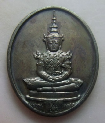 **วัดใจ**เหรียญพระแก้วมรกต หลัง ภปร. รุ่น ๒๐๐ ปี รัตนโกสินทร์ ปี ๒๕๒๕**สวยๆ เชิญชมครับ2