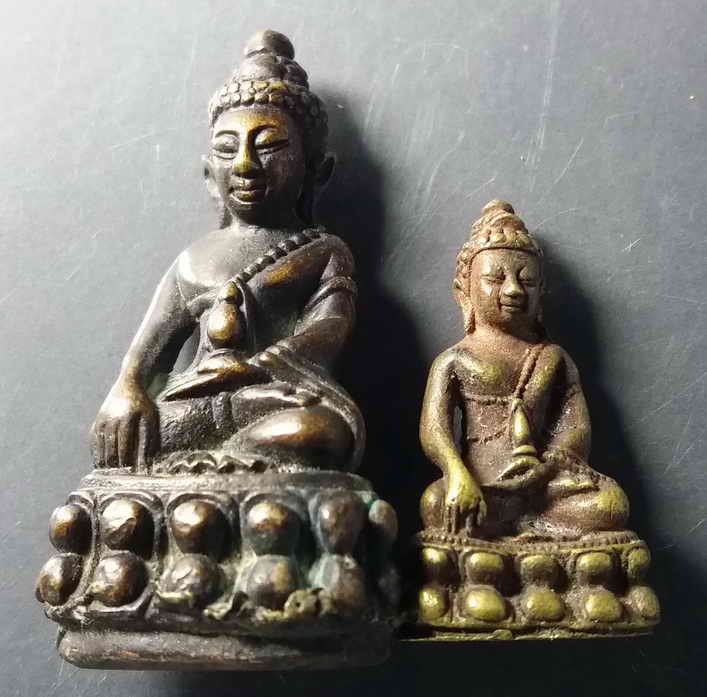 100 บาท พระกริ่ง  องค์นี้องค์ใหญ่ครับไม่ใช่องค์เล็ก ผมเปรียบเทียบกับพระกริ่งขนาดทั่วไปให้ดูนะครับ 