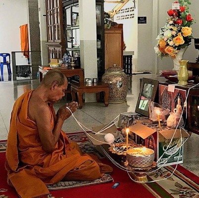 พระขุนแผนไข่ผ่าซีกเนื้อถ่านเผาผีสีดำ + กระดาษยันต์สารพัดกัน ลป.แก้ว พิมพ์ 2 หน้า