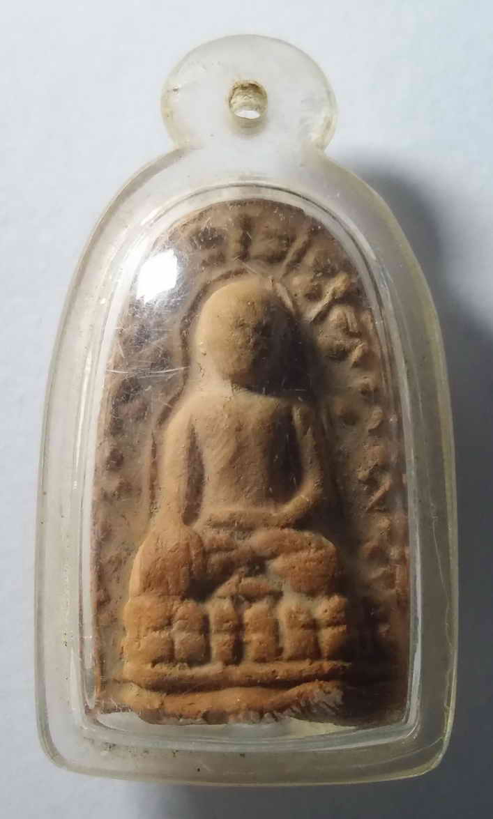 60 บาท พระเนื้อดินหลังตราสัญลักษณ์ เป็นพระทางเหนือ เก่าครับองค์นี้ พลาสติกเริ่มออกสีเหลืองแล้วBOXP1