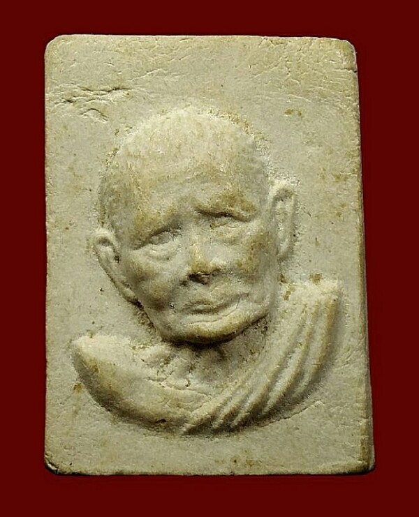 พระผงหลวงปูแหวน ปี ๒๕๒๐ ด้านหลังมีจีวร