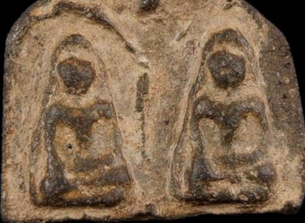 พระแผงหัวใจกำแพงตัดสอง กรุเตาทุเรียง เนื้อดิน จ.สุโขทัย