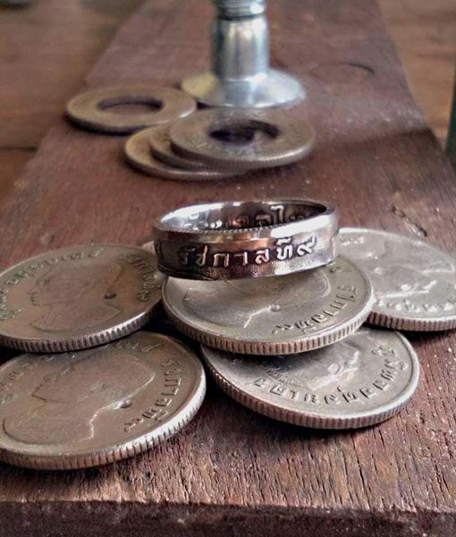 แหวนมหาบพิตรตีด้วยเหรียญครุฑหนึ่งบาทปี2517........เคาะเดียวแดง