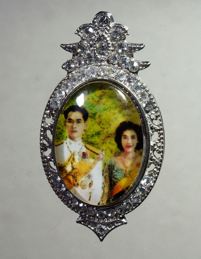20บาท...เข็มกลัดล็อกเก็ตพระบรมฉายาลักษณ์ ในหลวงรัชกาลที่ ๙ สมเด็จพระราชินี///A103
