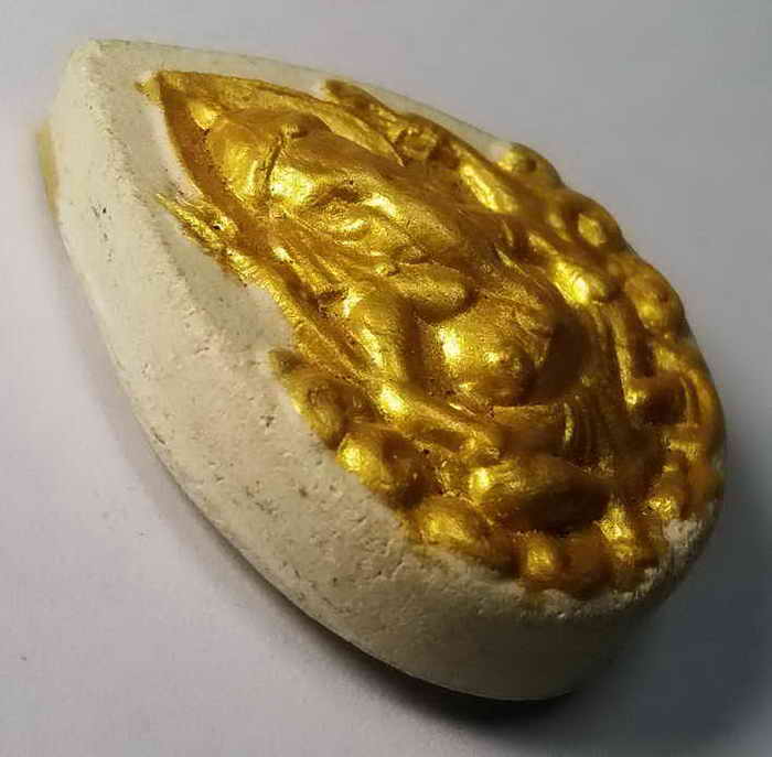 20 บาท พระพิฆเนศเนื้อผง ใต้ฐาน น่าจะฝังตะกรุด เพราะว่ามีรูอยู่รูนึงครับ BOXP 15