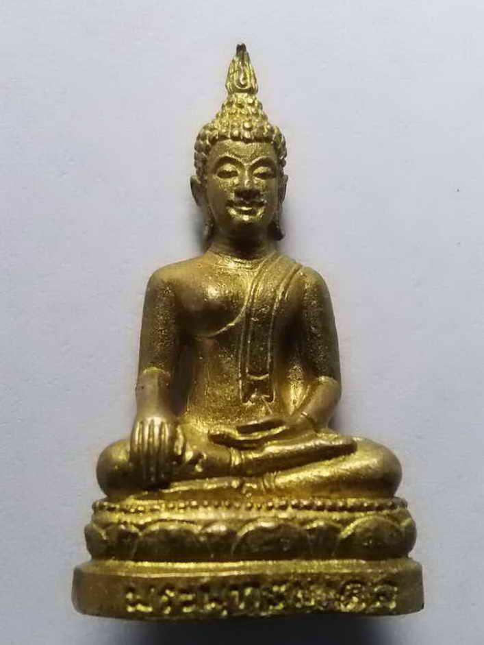 40 บาท รูปหล่อพระพุทธมงคล เนื้อทองผสม ด้านหลังที่ฐาน มีชื่อย่อตราวัด ว.ม.ค. รุ่น 1 ปี 56 เชิญครับ