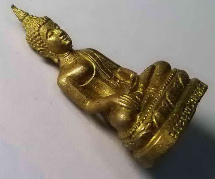 40 บาท รูปหล่อพระพุทธมงคล เนื้อทองผสม ด้านหลังที่ฐาน มีชื่อย่อตราวัด ว.ม.ค. รุ่น 1 ปี 56 เชิญครับ