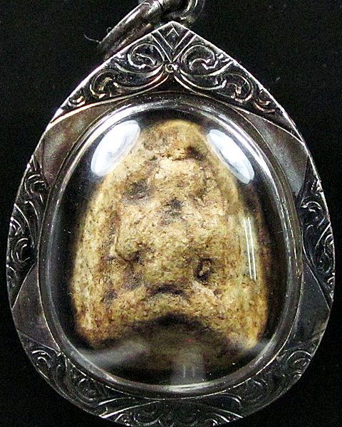 พระปิดตาเนื้อผงหลังยันต์