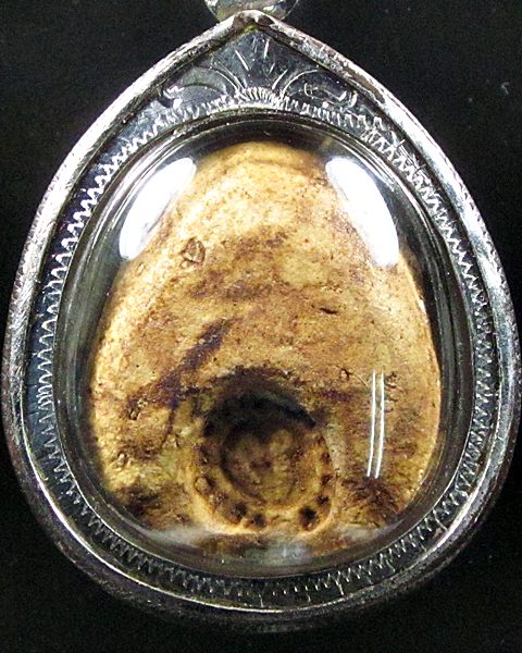 พระปิดตาเนื้อผงหลังยันต์