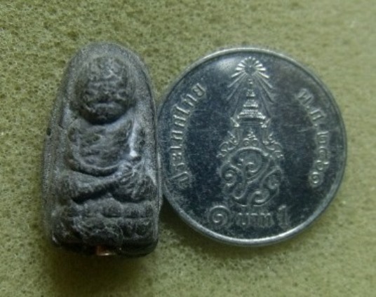 **วัดใจ**หลวงปู่ทวดเนื้อว่านพิมพ์พระรอดจิ๋ว ฝังตะกรุดนารายณ์เเปลงรูป**สวยๆ เชิญชมครับ