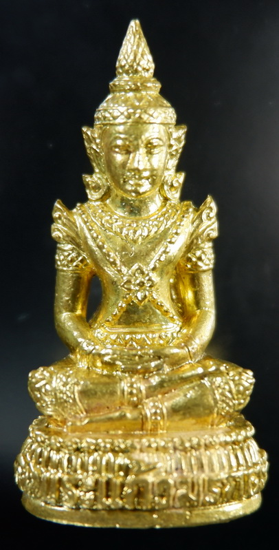 รูปหล่อลอยองค์พระแก้วมรกต หลวงปู่แสน วัดบ้านหนองจิก จ.ศรีสะเกษ เนื้อปลอกลูกปืน สวยครับ