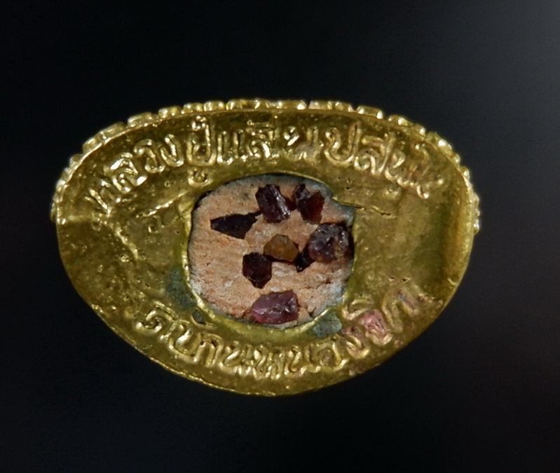 รูปหล่อลอยองค์พระแก้วมรกต หลวงปู่แสน วัดบ้านหนองจิก จ.ศรีสะเกษ เนื้อปลอกลูกปืน สวยครับ