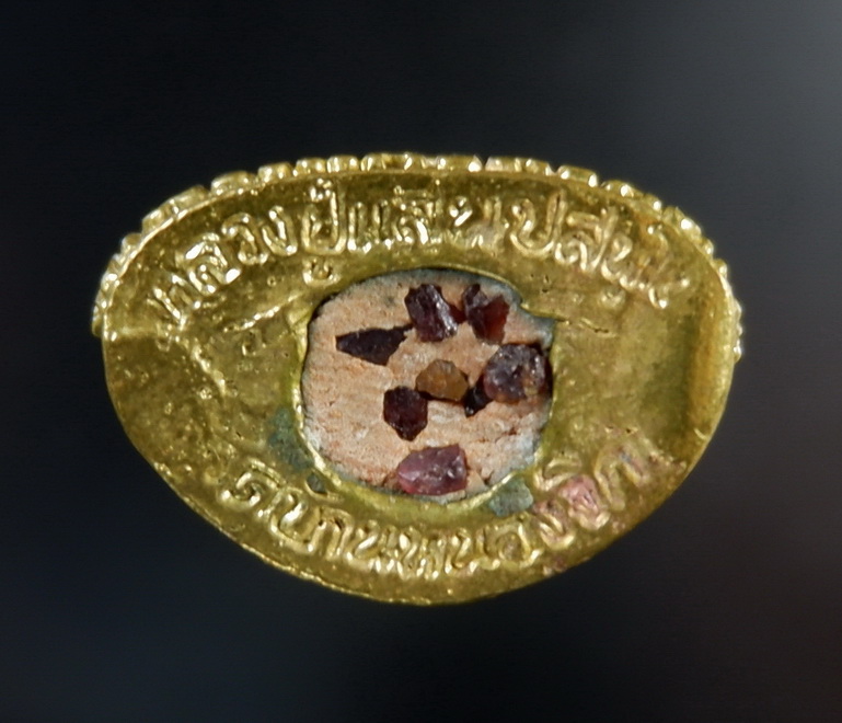 รูปหล่อลอยองค์พระแก้วมรกต หลวงปู่แสน วัดบ้านหนองจิก จ.ศรีสะเกษ เนื้อปลอกลูกปืน สวยครับ