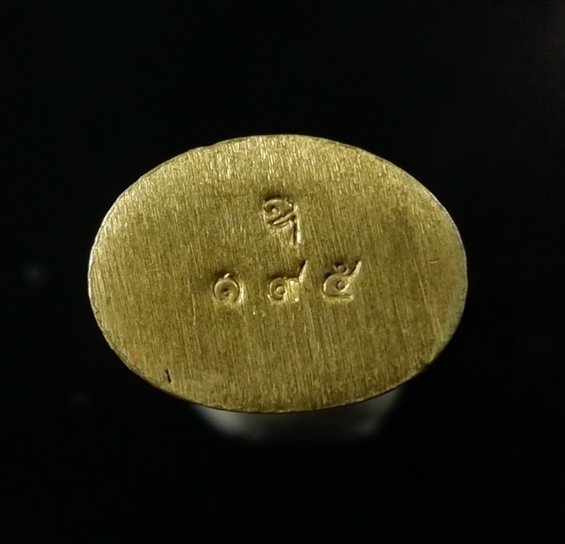 พระหล่อพิมพ์เตารีด หลวงปู่คำบุ คุตตจิตโต วัดกุดชมพู่ จ.อุบลราชธานี ปี ๒๕๕๔ รุ่นแก้ววิเศษ พระยอดฉัตร 