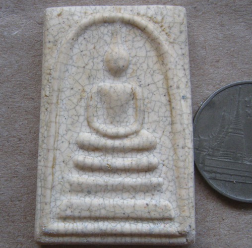 พระสมเด็จวัดระฆังเนื้อแตกลายงา ปี2546 รุ่นเอ็ม16(ยิงไม่เข้า)พิมพ์ใหญ่ทรงนิยมเกศทะลุซุ้ม+กล่องเดิม