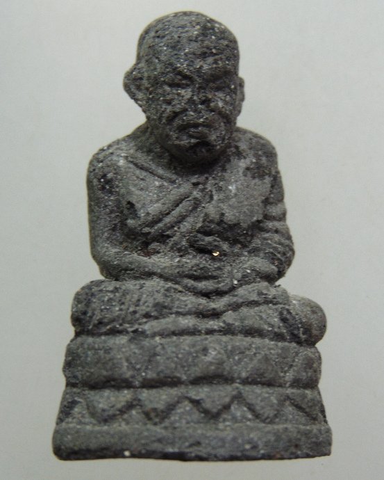 ๒๐ หลวงปู่ทวดลอยองค์เนื้อผงว่าน