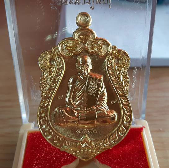 เหรียญเสมาหลังเลข๙ หลวงพ่อสิน เนื้อทองฝาบาตร3โค๊ต สวยพร้อมกล่องเดิมครับ