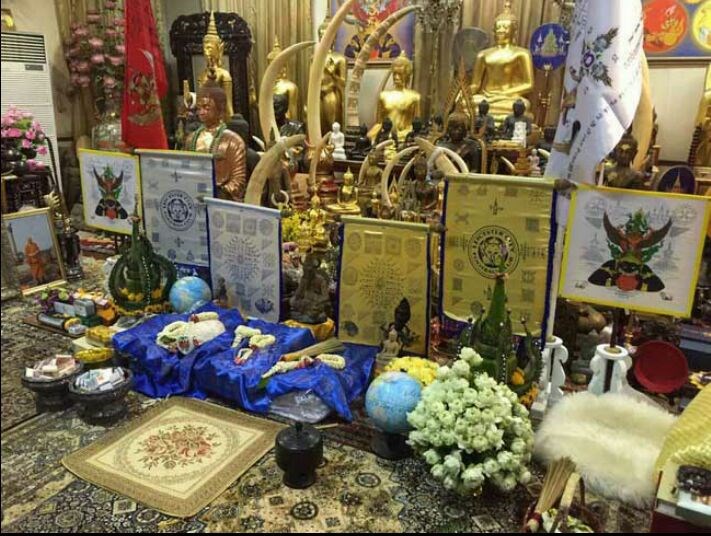 ผ้ายันต์เลสเตอร์ เจ้าคุณธงชัย วัดไตรมิตร กรุงเทพฯ รุ่นแพ้ไม่เป็น ผืนสีน้ำเงิน โลโก้ใหญ่ นิยม