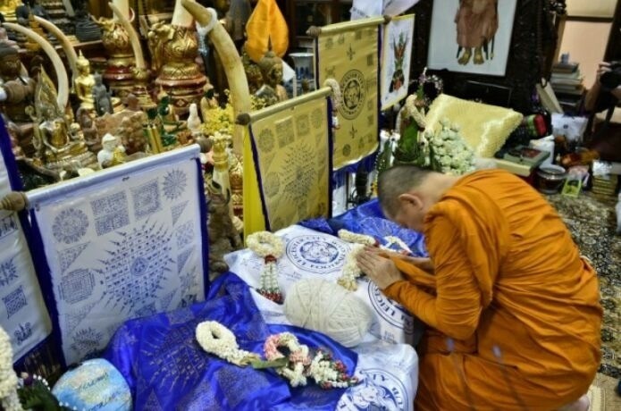ผ้ายันต์เลสเตอร์ เจ้าคุณธงชัย วัดไตรมิตร กรุงเทพฯ รุ่นแพ้ไม่เป็น ผืนสีน้ำเงิน โลโก้ใหญ่ นิยม
