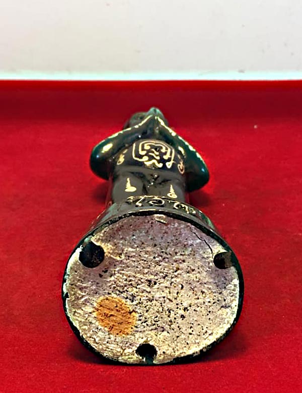 รูปหล่อตาไข่เด็กวัดเจดีย์สภาพสวย เนื้อโลหะจารยันต์รอบตัว กว้าง 1.5 นิ้วสูง 7 นิ้วใต้ฐานอุดดินไทย ...