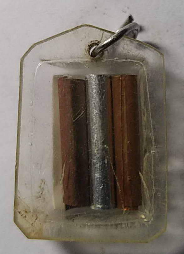 30 บาทแดงภาพถ่ายหลวงพ่อคูณหลังตะกรุดสามกษัตริย์