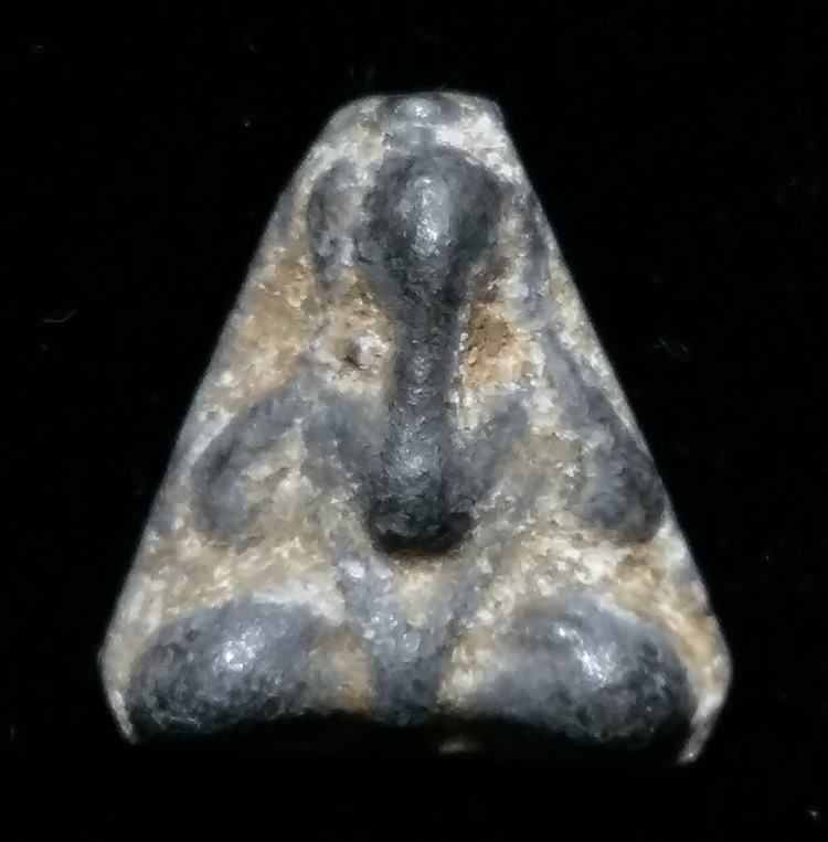 พระปิดตา เนื้อชิน หลังมีรอยจาร ไม่ทราบที่