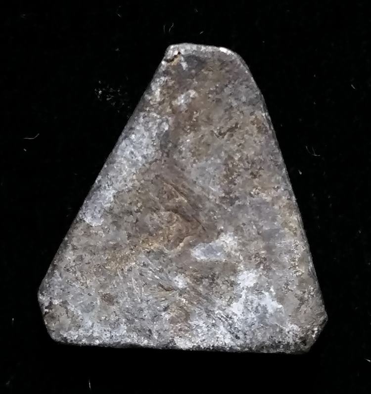 พระปิดตา เนื้อชิน หลังมีรอยจาร ไม่ทราบที่