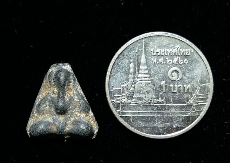 พระปิดตา เนื้อชิน หลังมีรอยจาร ไม่ทราบที่