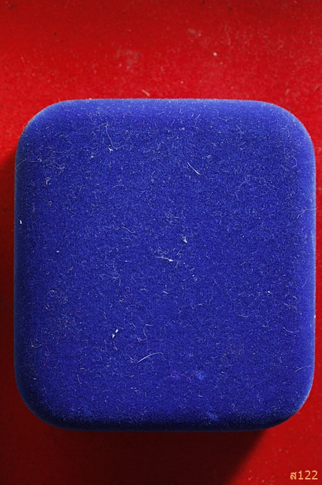 เหรียญหลวงพ่อวัดบ้านแหลม ปี 2547 เนื้อเงินพ่นทราย พร้อมกล่องกำมะหยี