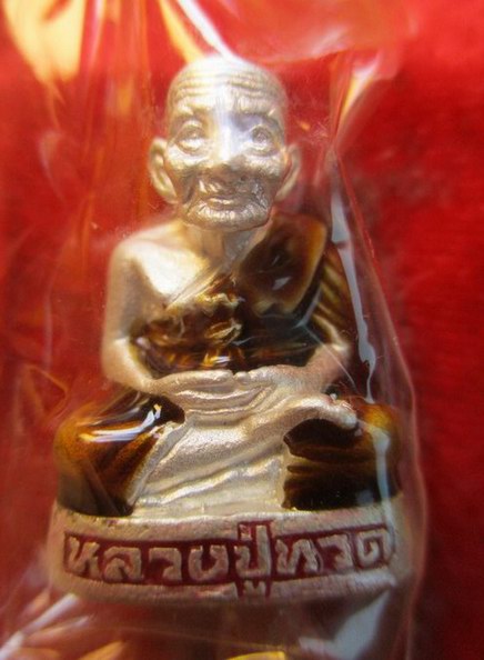 หล่อลอยองค์ลป.ทวดพ่อท่านฉิ้นวัดเมืองยะลาหน้าแก่เนื้อทองบรอนฃ์ชุบเงินแท้พ่นทรายฃาตินลงยาพุทธชยันตี260