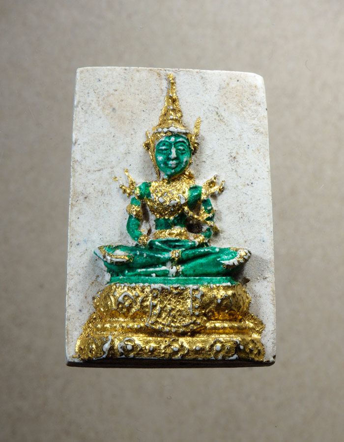 20บาท...พระแก้วมรกตเนื้อผง///A587