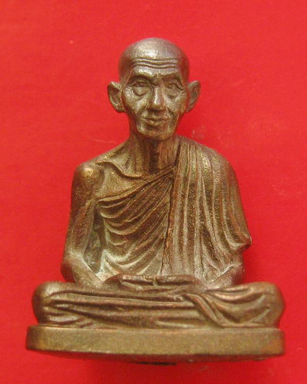 ลอยองค์หลวงพ่อเกษม เขมโก รุ่นมงคลเกษม 83 เนื้อนวะโลหะ ปี 2537 กล่องเดิม ไม่ผ่านการใช้  ผิวนวะโลหะพรา