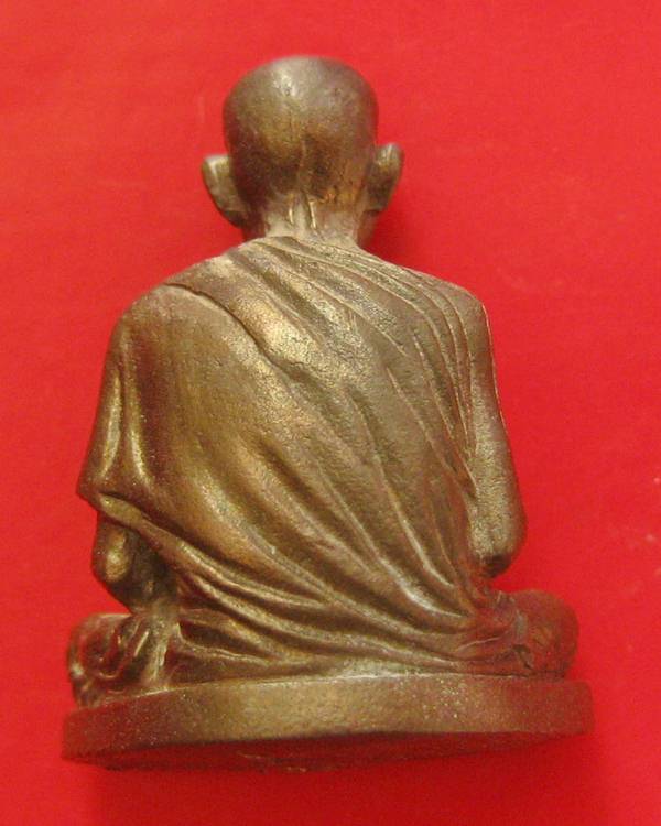 ลอยองค์หลวงพ่อเกษม เขมโก รุ่นมงคลเกษม 83 เนื้อนวะโลหะ ปี 2537 กล่องเดิม ไม่ผ่านการใช้  ผิวนวะโลหะพรา