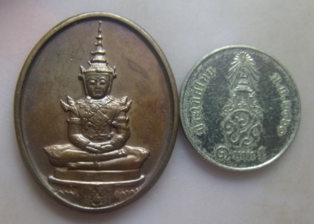**วัดใจ**เหรียญพระแก้วมรกต หลัง ภปร. รุ่น ๒๐๐ ปี รัตนโกสินทร์ ปี ๒๕๒๕**สวยๆ เชิญชมครับ