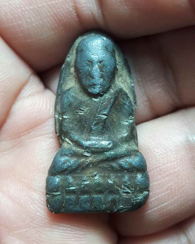 หลวงปู่ทวดเนื้อตะกั่วเก่าไม่ทราบที่และปีสร้างมีร่องรอยการถักด้วยลวด