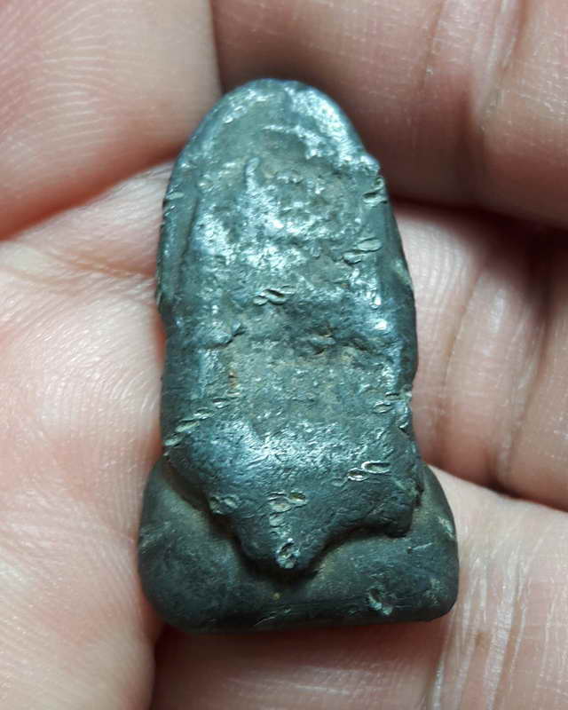 หลวงปู่ทวดเนื้อตะกั่วเก่าไม่ทราบที่และปีสร้างมีร่องรอยการถักด้วยลวด