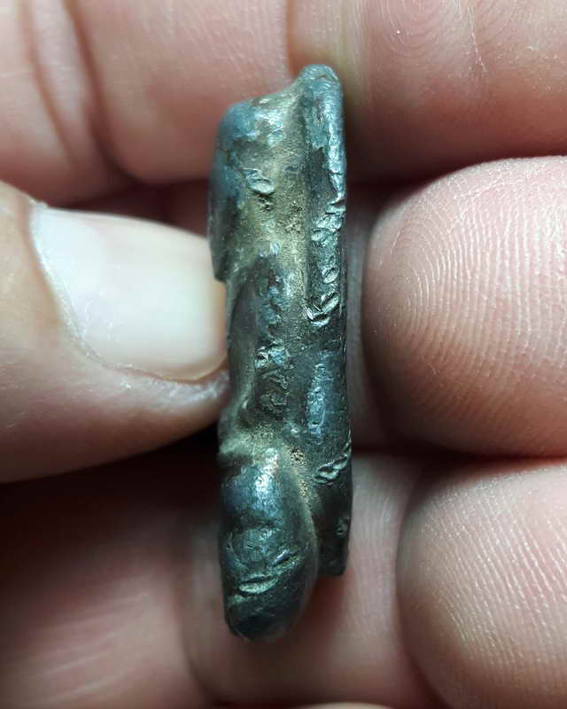 หลวงปู่ทวดเนื้อตะกั่วเก่าไม่ทราบที่และปีสร้างมีร่องรอยการถักด้วยลวด