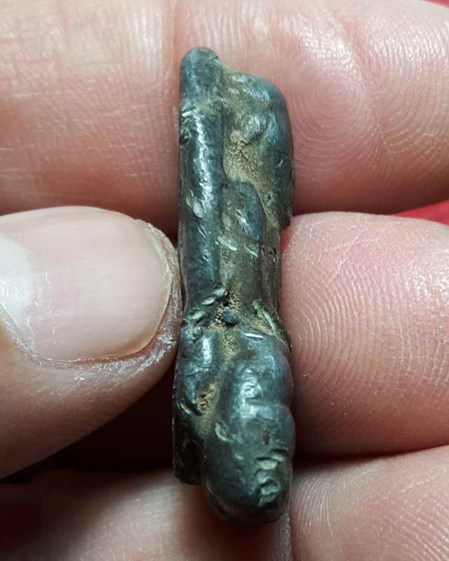 หลวงปู่ทวดเนื้อตะกั่วเก่าไม่ทราบที่และปีสร้างมีร่องรอยการถักด้วยลวด