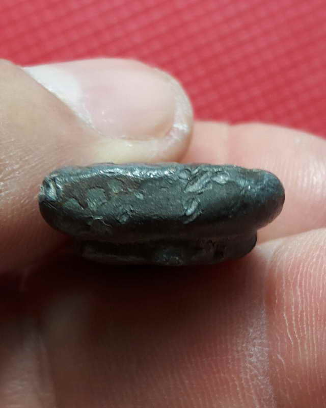 หลวงปู่ทวดเนื้อตะกั่วเก่าไม่ทราบที่และปีสร้างมีร่องรอยการถักด้วยลวด