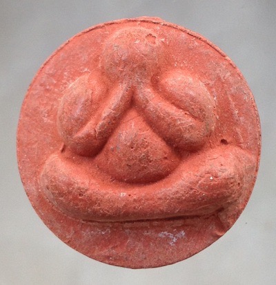 พระปิดตาหลวงปู่เกลี้ยง วัดเนินสุทธาวาส จ.ชลบุรี หลังหนุมานเชิญธง เนื้อผงแดง