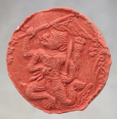 พระปิดตาหลวงปู่เกลี้ยง วัดเนินสุทธาวาส จ.ชลบุรี หลังหนุมานเชิญธง เนื้อผงแดง