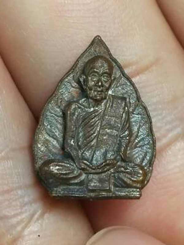 รูปเหมือนใบโพธิ์หลวงปู่ดุลย์ วัดบูรพาราม จ.สุรินทร์ รุ่นสร้างพิพิธภัณฑ์ ปี2526 เนื้อทองแดง