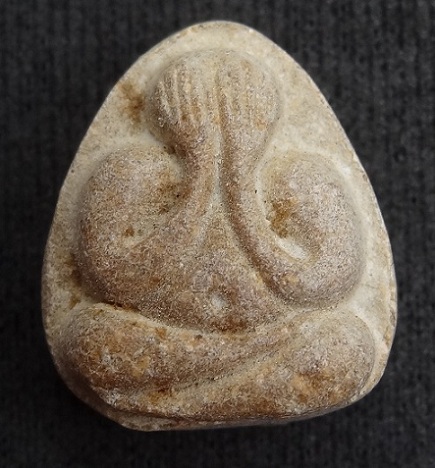 พระปิดตามหาเสน่ห์ หลังยันต์พุทโธ วัดลาดปลาเค้า เนื้อเกสรน้ำตาลอ่อน คราบกรุ หายาก