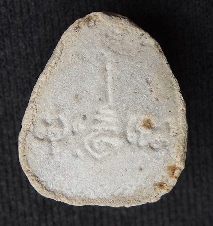 พระปิดตามหาเสน่ห์ หลังยันต์พุทโธ วัดลาดปลาเค้า เนื้อเกสรน้ำตาลอ่อน คราบกรุ หายาก