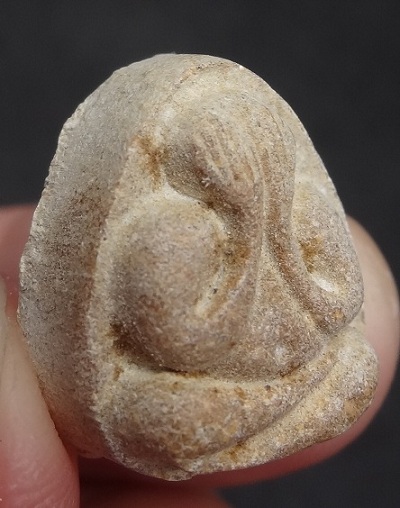 พระปิดตามหาเสน่ห์ หลังยันต์พุทโธ วัดลาดปลาเค้า เนื้อเกสรน้ำตาลอ่อน คราบกรุ หายาก